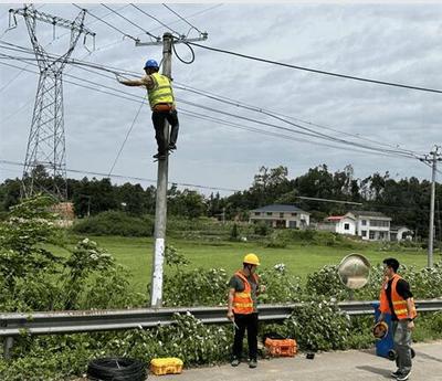 信息通信學院志愿服務隊星夜馳援岳陽，搶修通信線路筑牢抗災“生命線”